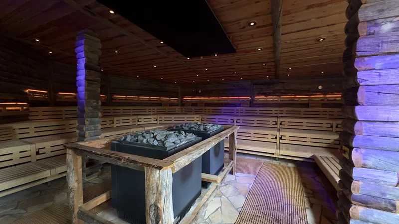 Event-Sauna im balance Kassel mit zentralem Saunaofen