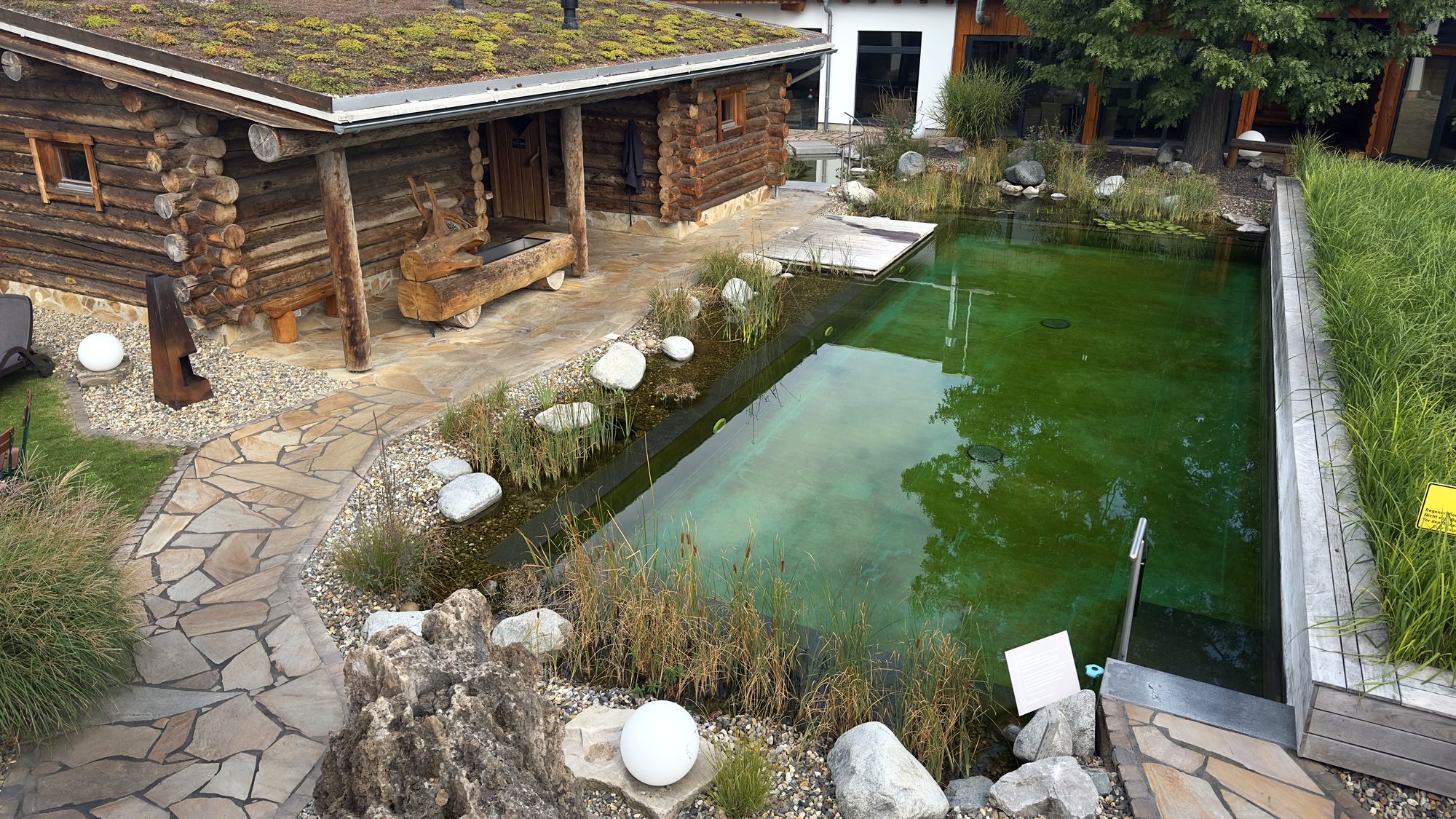 Naturbadeteich im Saunagarten des balance Kassel