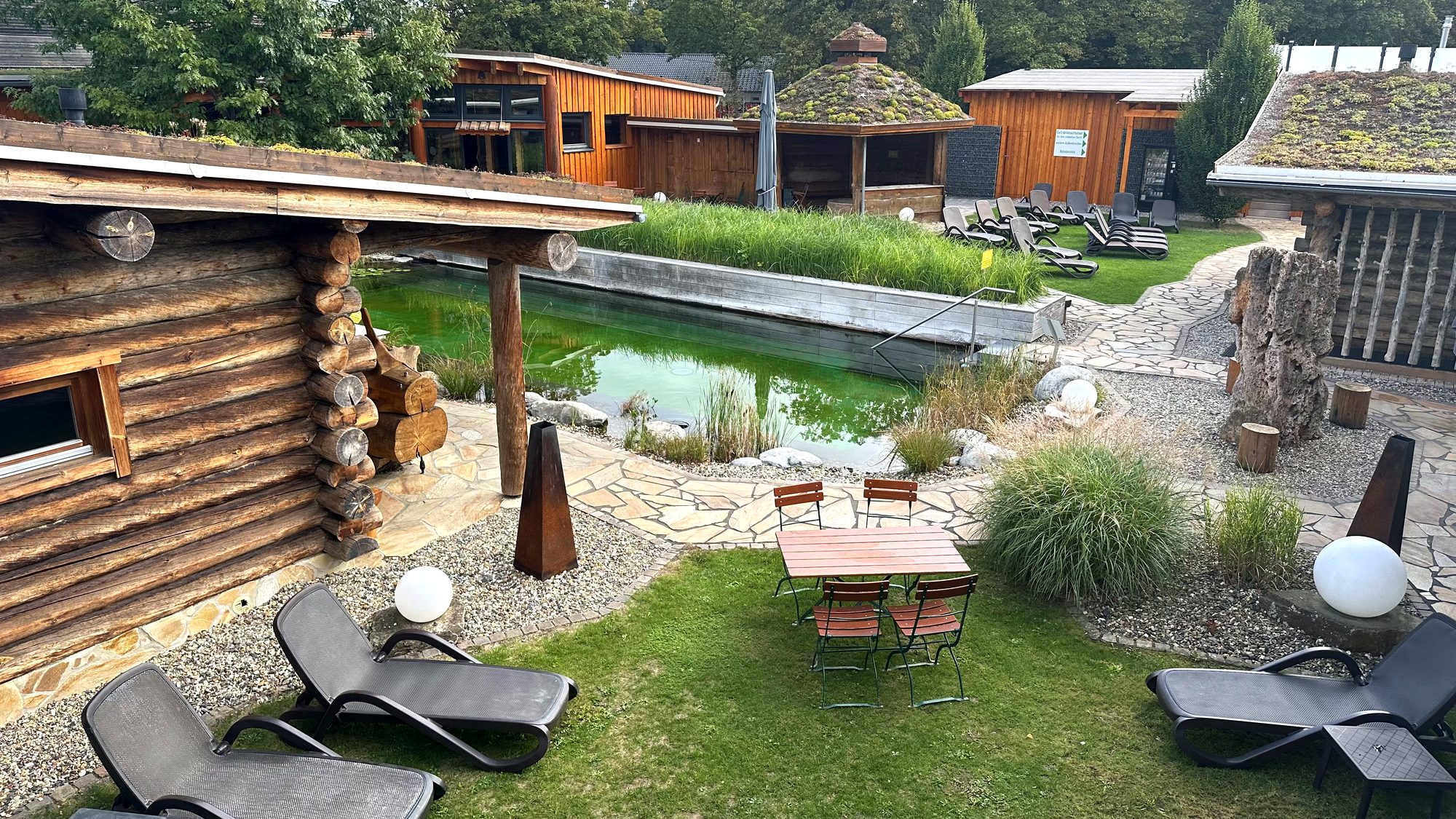 Saunagarten mit Naturbadeteich im balance Kassel